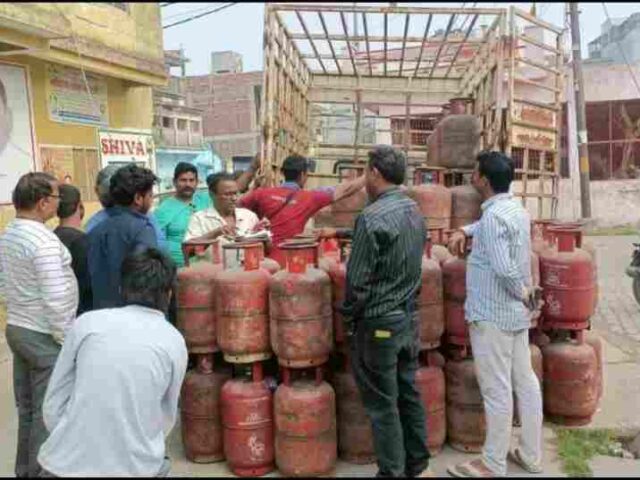 हल्द्वानी गैस सिलिंडर संकट: 40K बैकलॉग, डिलीवरी 15 दिन लेट