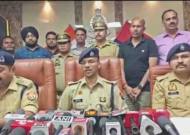 घर के तहखाने में 60 हजार की पिस्टलें बना रहे 11 शातिर, पुलिस ने धर दबोचा!