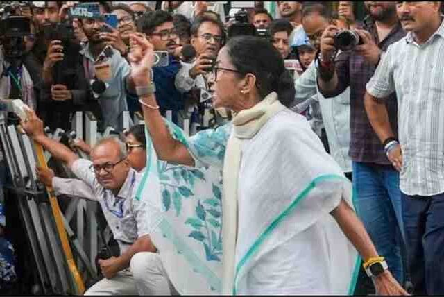 कोलकाता स्ट्रॉन्गरूम हंगामा: ममता 3 घंटे डटीं, टीएमसी आरोप-Eसी जवाब