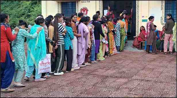 बंगाल री-पोलिंग लाइव: 15 बूथों पर 16.23% वोटिंग, ईवीएम विवाद