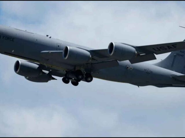 कतर एयरस्पेस से गायब हुआ अमेरिकी KC-135 विमान, होर्मुज में इमरजेंसी अलर्ट